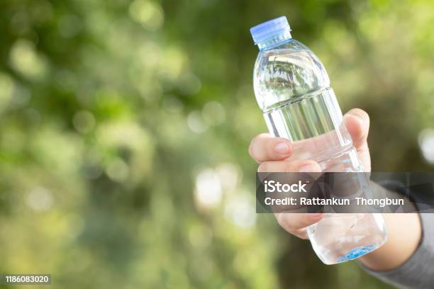 Dat nederlaag Onmiddellijk Mensen Jonge Hand Houden Vers Drinkwater Fles Uit Een Plastic In Het Park  Stockfoto en meer beelden van Waterfles - iStock