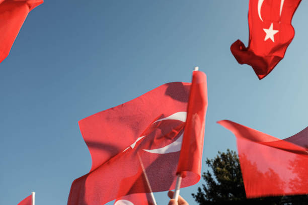 gran grupo de banderas turcas - himno nacional turco fotografías e imágenes de stock
