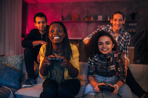 ビデオゲームのための夜 - gamer watching tv adult couple ストックフォトと画像