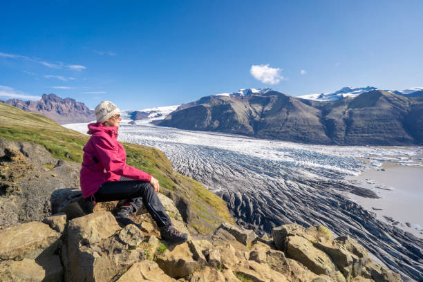 woman bij vatnajokull glacier, iceland - skaftafell national park stockfoto's en -beelden