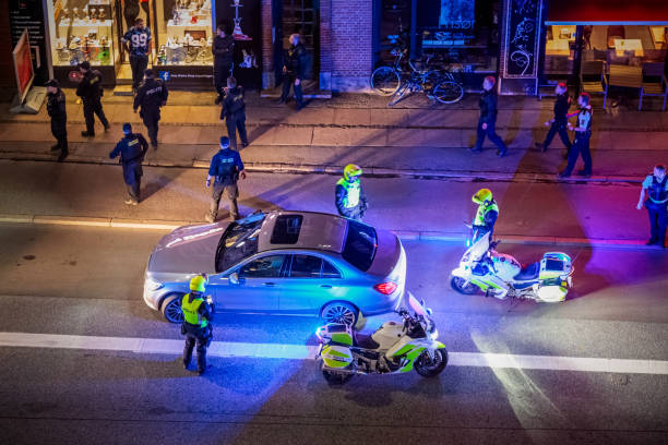 polizia razzia di notte - denmark traffic copenhagen danish culture foto e immagini stock