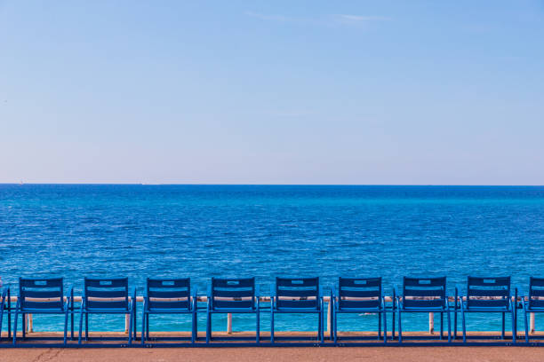 una vista en niza en costa azul en francia - city of nice france beach promenade des anglais fotografías e imágenes de stock