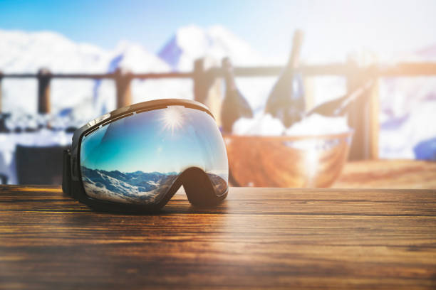 apres ski - goggles with mountains reflection on the restaurant table at ski resort - apres ski fotos imagens e fotografias de stock