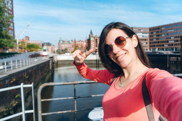istock Tourist making selfies / vlogging in Hafen City 1186094355