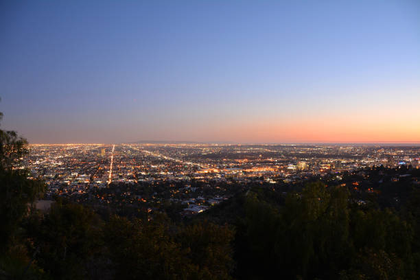 światła miasta los angeles po zachodzie słońca. - city of los angeles city life cityscape night zdjęcia i obrazy z banku zdjęć