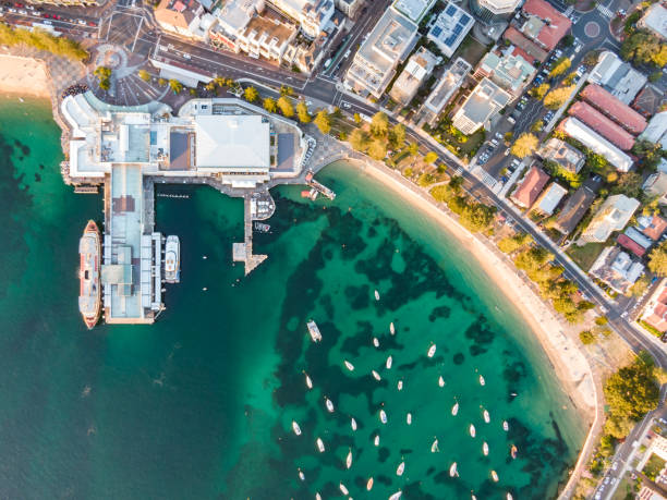 pionowy widok z lotu ptaka wieczorem drone manly nabrzeża, część oceanu przedmieściach manly, sydney, nowa południowa walia, australia. dwa promy zadokowane na nabrzeżu. - manly beach sydney australia australia beach zdjęcia i obrazy z banku zdjęć