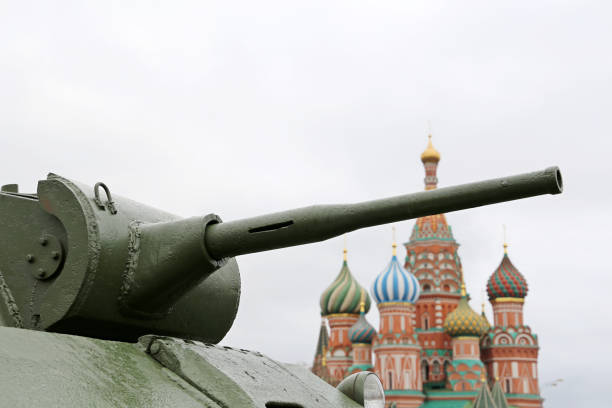 arma de tanque en la plaza roja de moscú en el fondo de la catedral de san basilio - moscow russia russia red square st basils cathedral fotografías e imágenes de stock