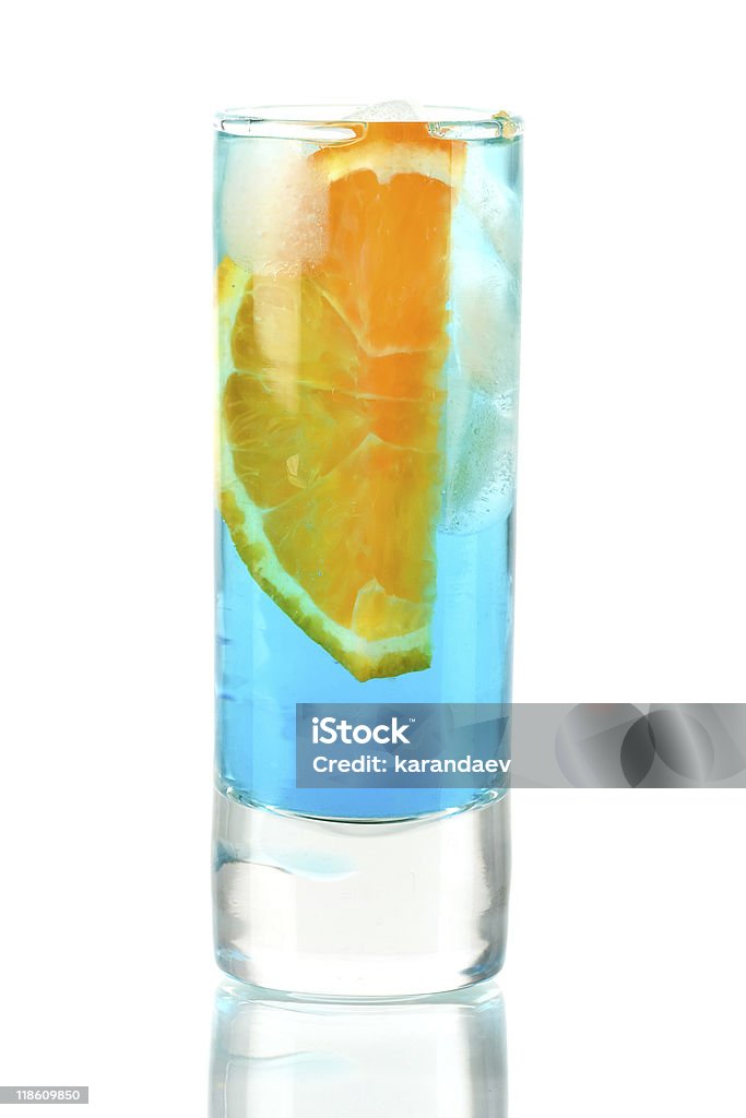 Álcool cocktail com blue Curaçao e laranja - Foto de stock de Amarelo royalty-free