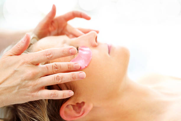 istock Face massage, relaxation in the beauty salon. 1186102958