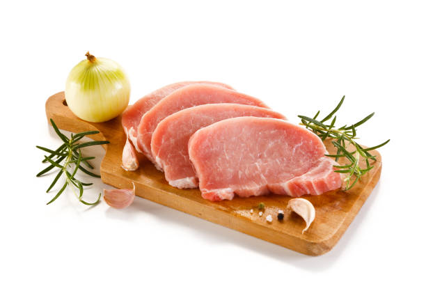 carne de porco crua fresca na placa de corte e nos vegetais no fundo branco - cutlet meat steak veal - fotografias e filmes do acervo