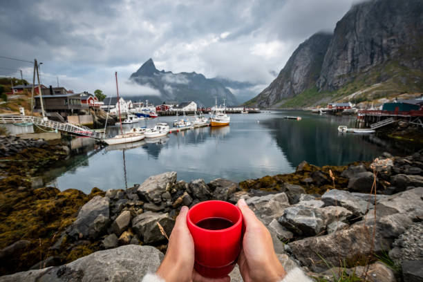 donna che sta facendo un caffè in un villaggio di pescatori. - fishing village nordic countries fjord foto e immagini stock