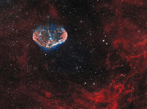 Crescent Nebula (NGC 6888, Caldwell 27) is an emission nebula in the constellation Cygnus, formed by stellar wind. It is about 5000 light years away from Earth, and consist of hydrogen and sulfur gas. Amateur image is bi-color component of Ha: 43 x 900s and SII: 43 x 900s. Total exposure time: 21h30m.