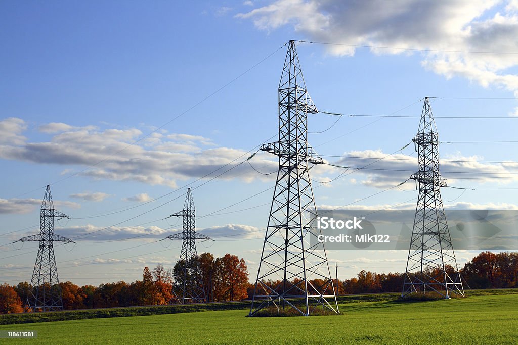 Energia elettrica cavo comunicazione torri - Foto stock royalty-free di Acciaio