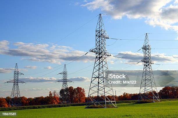 Energia Elettrica Cavo Comunicazione Torri - Fotografie stock e altre immagini di Acciaio - Acciaio, Ambientazione esterna, Attrezzatura