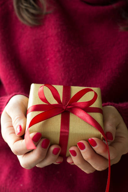 istock Woman with present in the hands 1186118327
