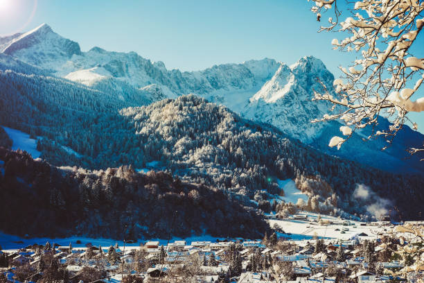país das maravilhas do inverno em garmisch-partenkirchen, alemanha - mountain zugspitze mountain mountain peak scenics - fotografias e filmes do acervo