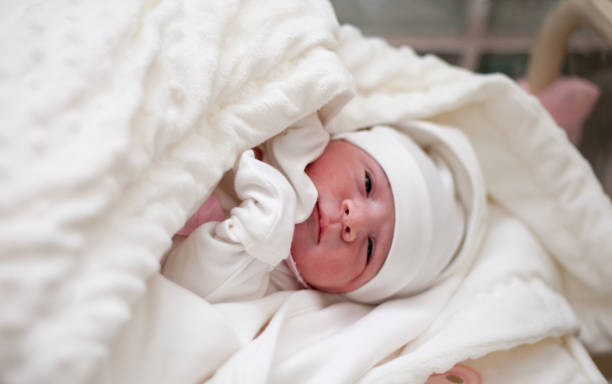 kuvapankkikuvat ja rojaltivapaat kuvat aiheesta syntyvä tyttövauva neulotun peiton alla - one baby girl only