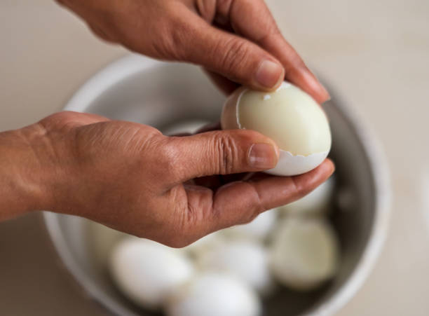 descasque o ovo fervido - animal egg eggs food white - fotografias e filmes do acervo