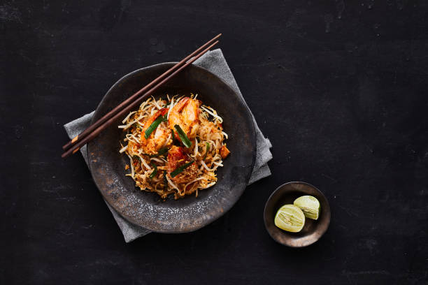 padthai noodles with shrimps and vegetables. - pad thai imagens e fotografias de stock