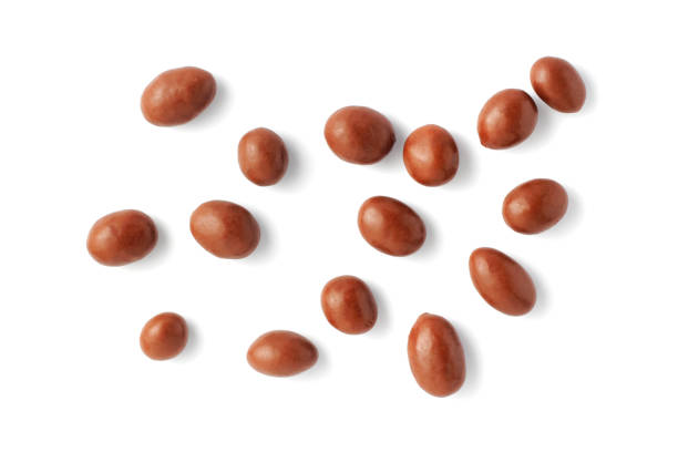 초콜릿 커버 너트 - peanut nut heap isolated 뉴스 사진 이미지