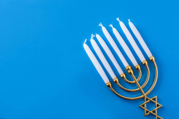 ユダヤ人ハヌカ・メノラ - hanukkah menorah candle blue ストックフォトと画像