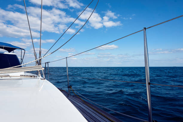 요트는 해안을 따라 움직이고 있습니다. 바닷가에서 요트활에서 아름다운 전망. 여름 방학 에 푸른 물에서 보트 활 항해 - cable winch sailing yacht sport 뉴스 사진 이미지