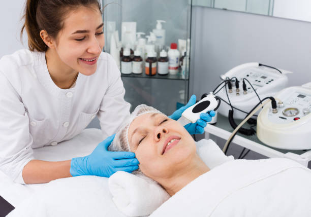 istock Mature woman having beauty procedures 1186138710