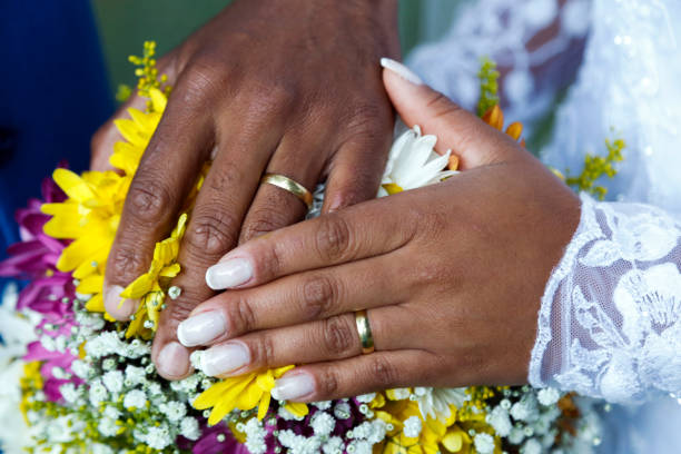 mãos unidas e anéis de casamento - double ring - fotografias e filmes do acervo