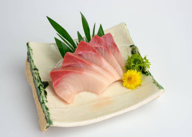 geschnitten eroh hamachi sashimi auf teller - japanese cuisine appetizer gourmet caviar stock-fotos und bilder
