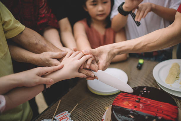 azjatycka chińska rodzina świętować urodziny dla dziadka na podwórku domu przy basenie - mixed age child love teamwork zdjęcia i obrazy z banku zdjęć