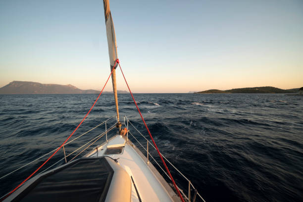 Velero en un mar agitado - foto de stock