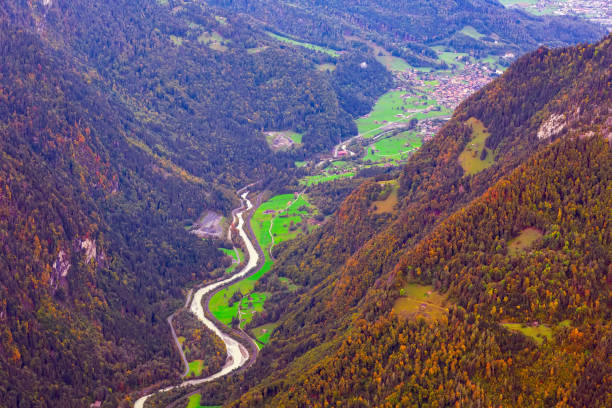 vista aerea della valle di lauterbrunnen nelle alpi svizzere, svizzera - jungfrau region foto e immagini stock