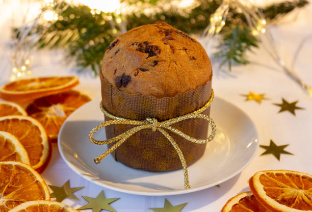 panettone - fruitcake christmas cake cake raisin foto e immagini stock