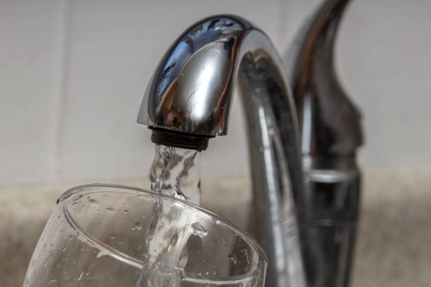 水道水道のガラスと鉛汚染で水を充填 - water faucet running water glass ストックフォトと画像