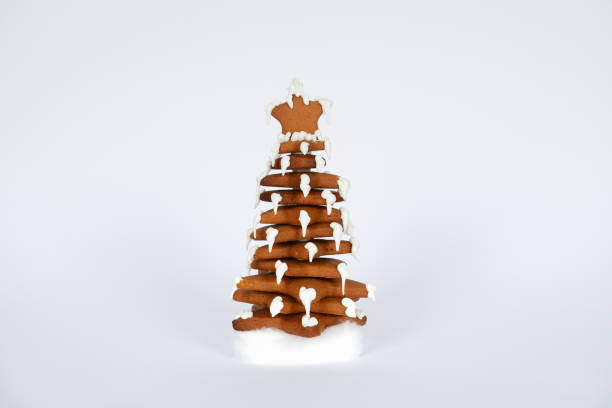 istock The hand-made eatable gingerbread New Year tree in snow decoration 1186158153