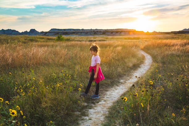 девушка пешие прогулки в badlands - badlands prairie landscape badlands national park стоковые фото и изображения