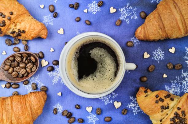 concepto de invierno para servir café con un aperitivo dulce. - gold carbohydrate food food and drink fotografías e imágenes de stock