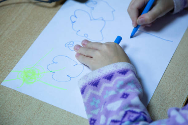 istock The child draws a felt-tip pen 1186161118