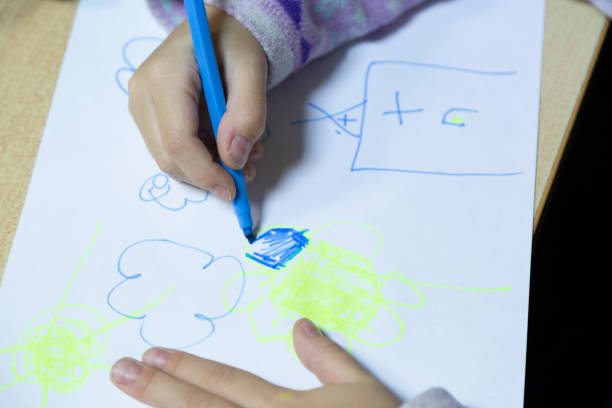 istock The child draws a felt-tip pen 1186161140