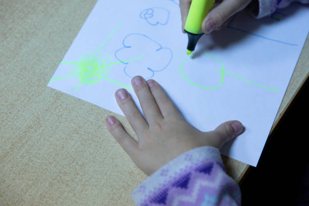istock The child draws a felt-tip pen 1186161143
