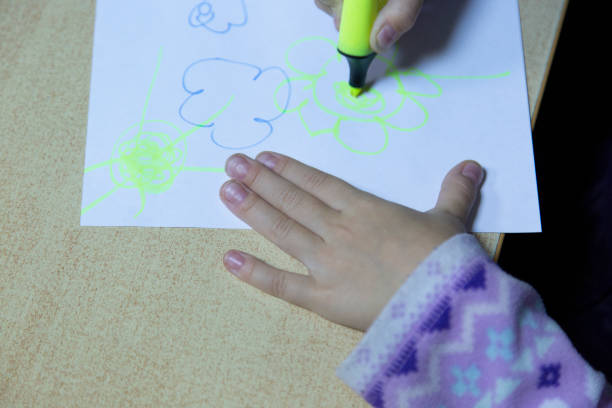 istock The child draws a felt-tip pen 1186161144