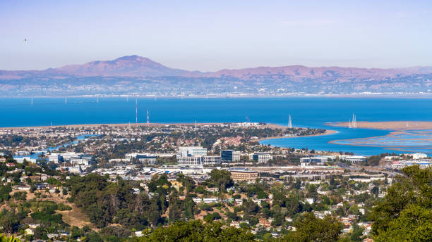 vue aérienne de san carlos et redwood shores; east bay et mount diablo en arrière-plan; maisons visibles sur les collines et près du rivage; immeubles de bureaux construits près du centre-ville de san carlos - san francisco bay area photos et images de collection