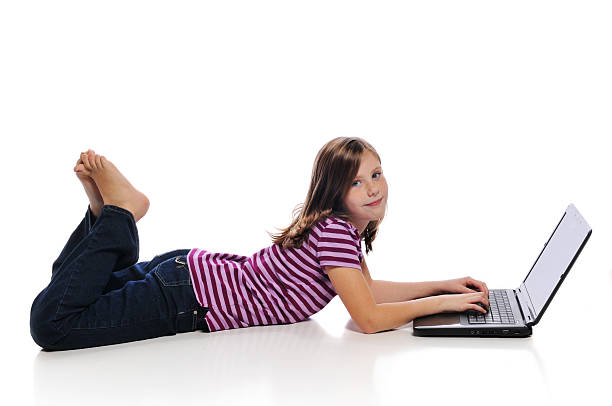 Bambina con un computer portatile - foto stock