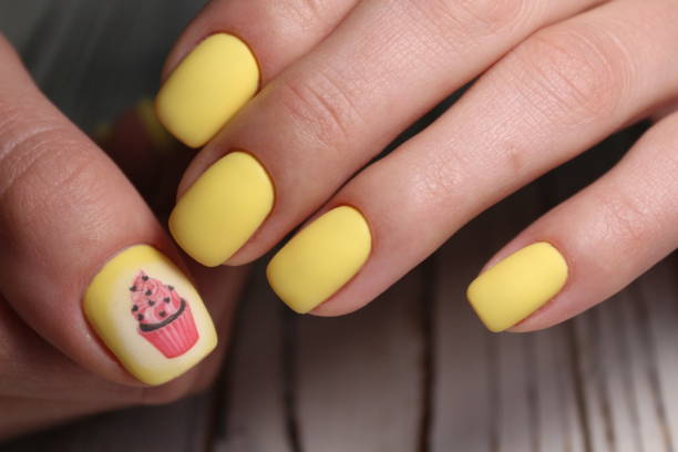 istock Beautiful yellow manicure 1186166840