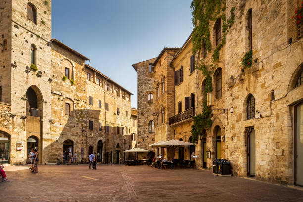 piazza della cisterna nella città medievale di san gimignano, toscana, italia - san gimignano foto e immagini stock