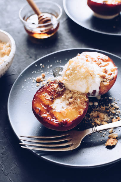 pesche e gelati alla griglia - dessert grilled peaches peach foto e immagini stock