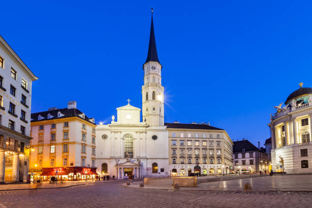 михаэлерплац и церковь святого михаила в центре вены австрия - михайловская площадь стоковые фото и изображения