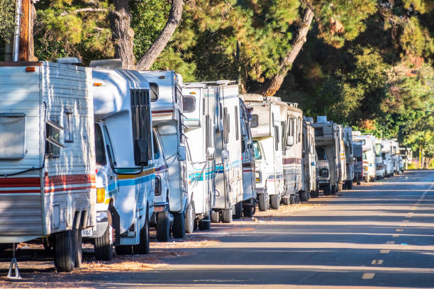 Campers and RVs parked close to each other on a public street in Silicon Valley Nov 4, 2019 Mountain View / CA / USA - Campers and RVs parked close to each other on a public street in Silicon Valley; symbol of the housing crisis existing in the San Francisco Bay Area tramp home stock pictures, royalty-free photos & images