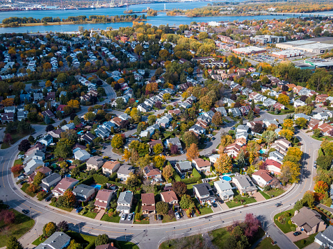 Montreal, Quebec, Canadá, Vista aérea de casas en barrio residencial en temporada de otoño photo