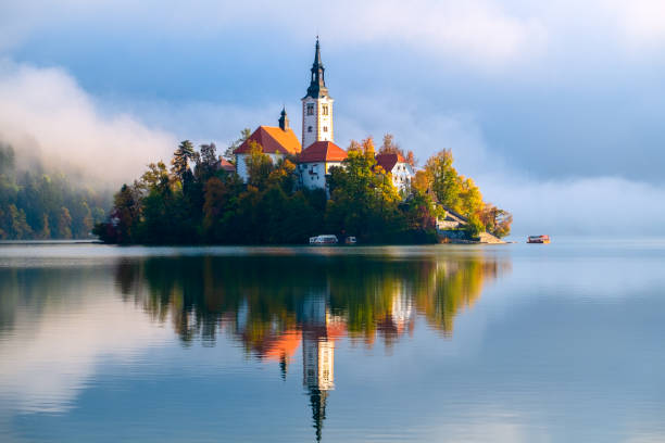 lago bled en eslovenia - cordillera karavanke fotografías e imágenes de stock